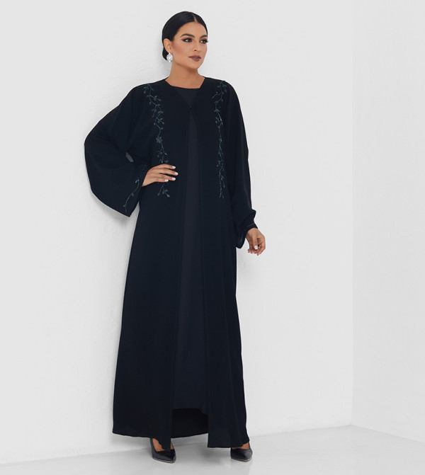 عباية باللون الأسود