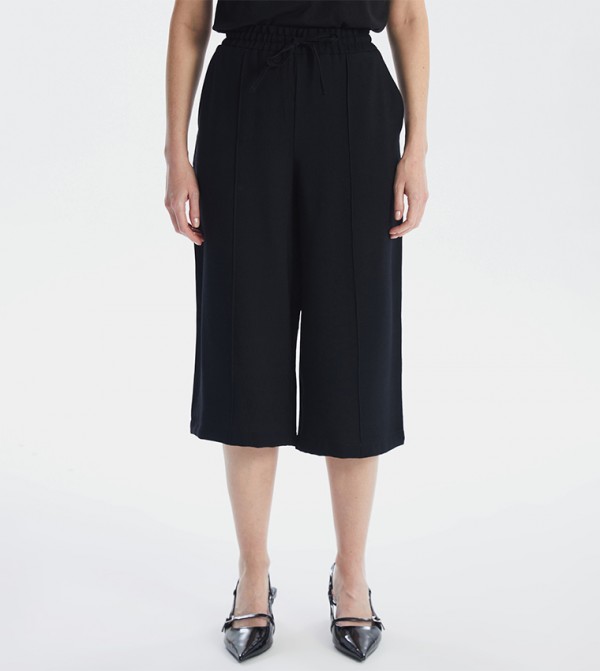Elastic Waist Relaxed Fit Capri Pants