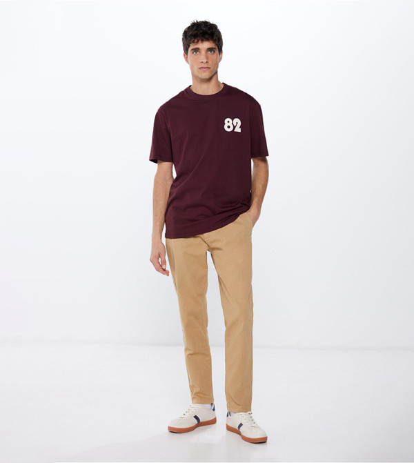 بنطال جينز مغسول بقصة ضيقة