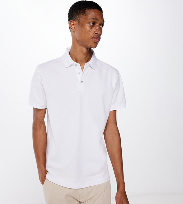 تيشيرت بولو بقصة ضيقة وشعار