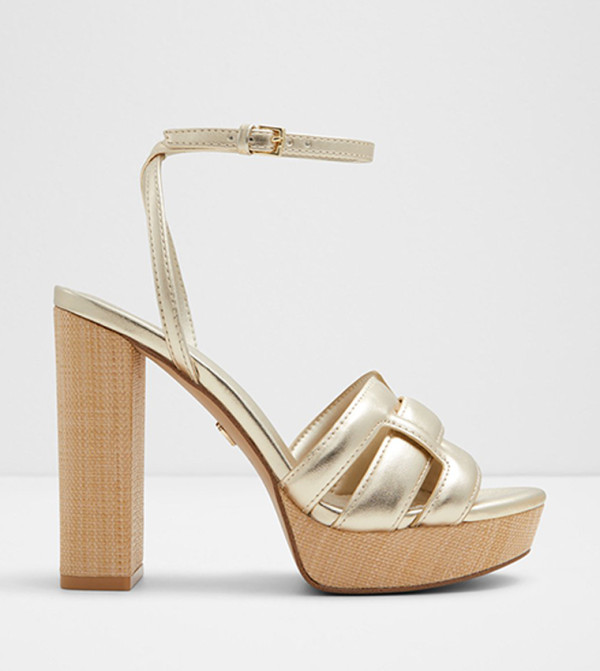 صندل بكعب وحزام كاحل