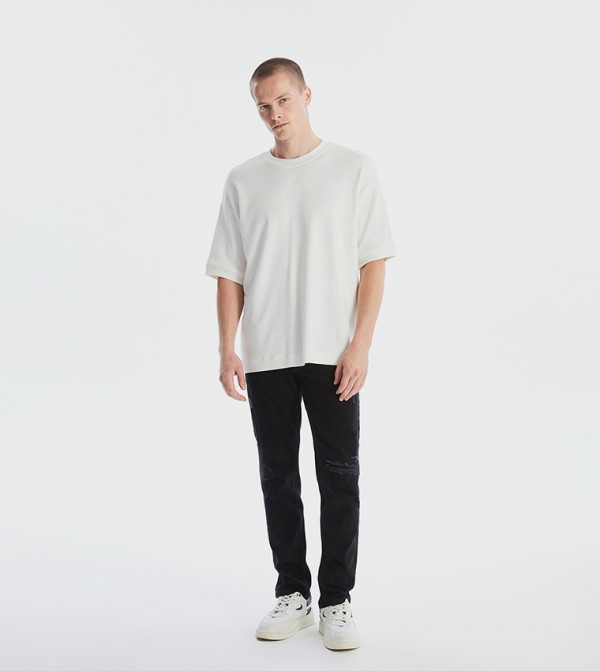 750 Distressed Slim Fit Jeans