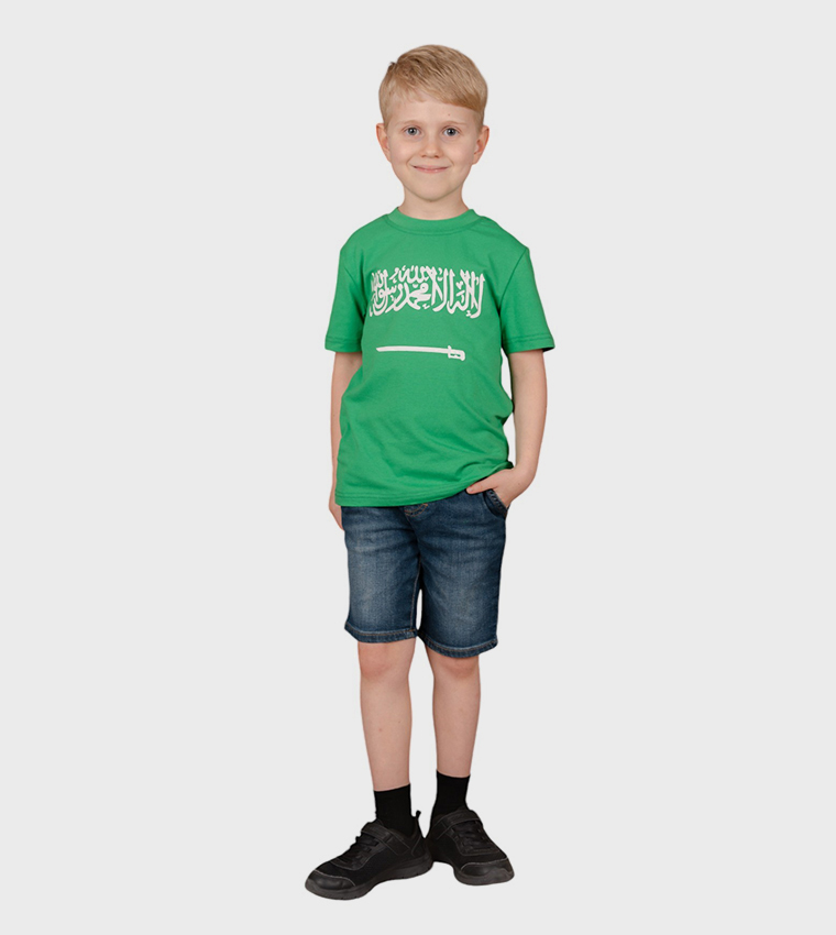 تيشيرت بأكمام قصيرة وطبعة علم السعودية