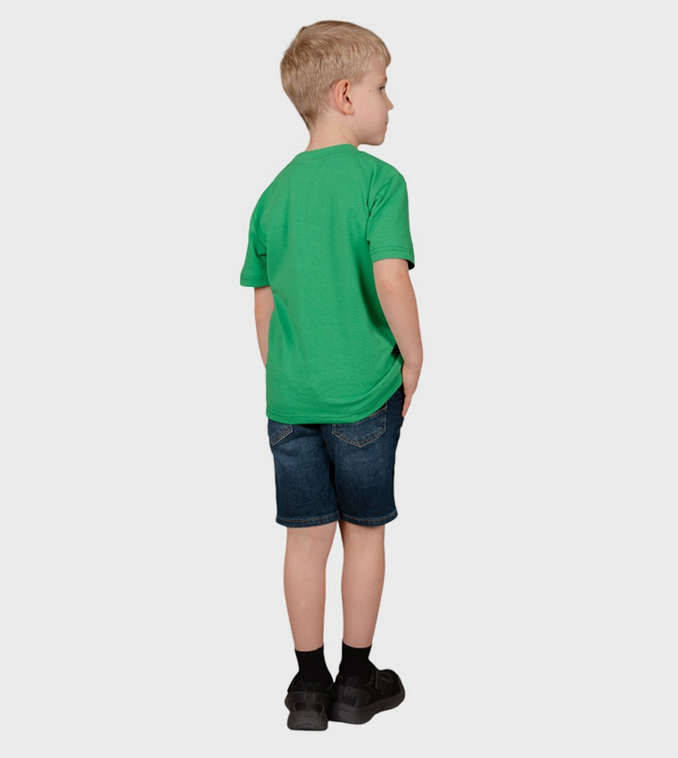 تيشيرت بأكمام قصيرة وطبعة علم السعودية