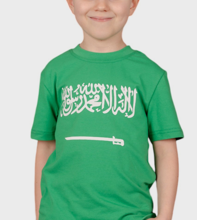 تيشيرت بأكمام قصيرة وطبعة علم السعودية