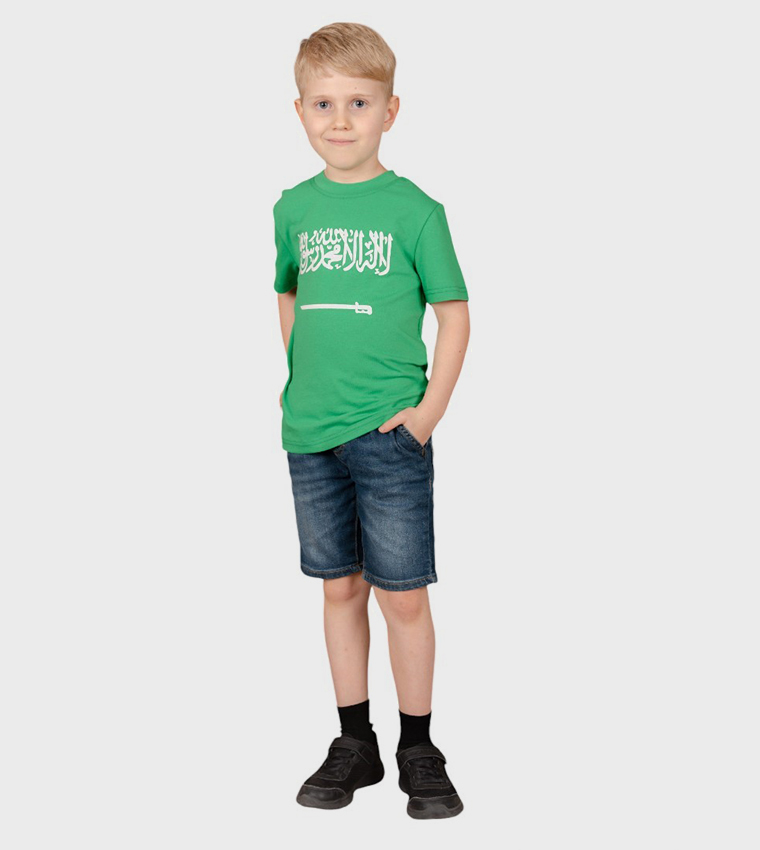تيشيرت بأكمام قصيرة وطبعة علم السعودية