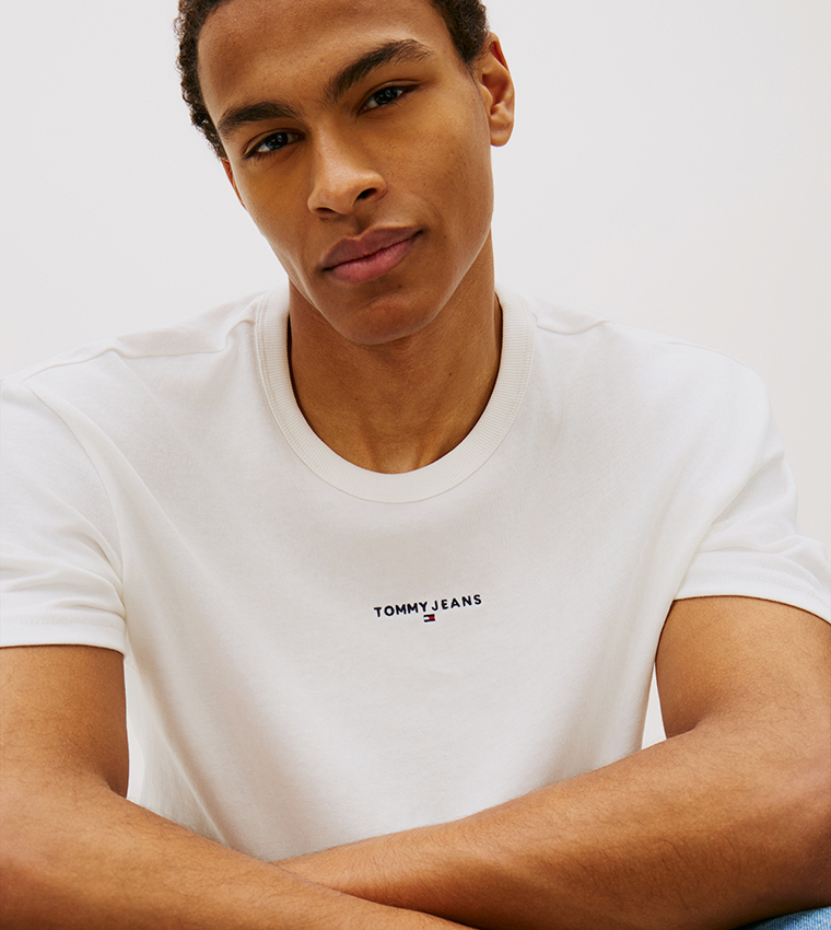 تيشيرت كم قصير بشعار مطرز 