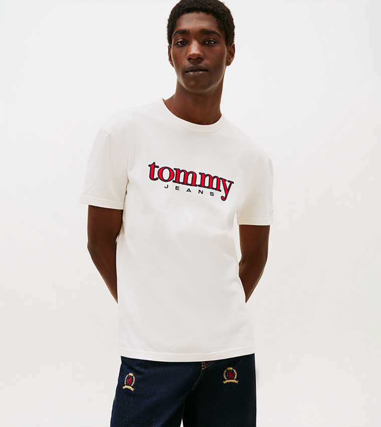 تيشيرت كم قصير بشعار مطرز 