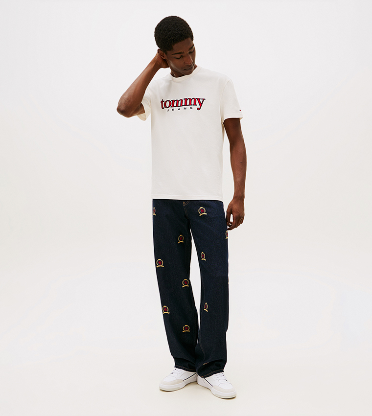 تيشيرت كم قصير بشعار مطرز 