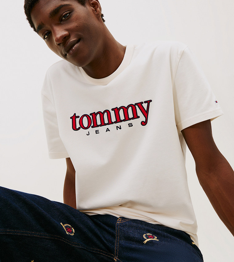 تيشيرت كم قصير بشعار مطرز 