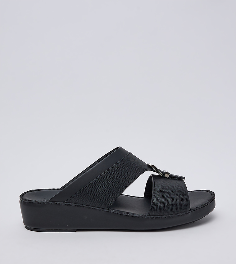 نعال بمقدمة مفتوحة