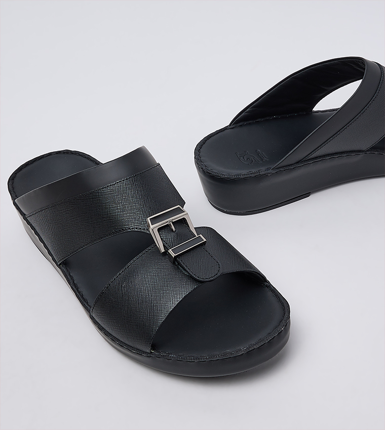 نعال بمقدمة مفتوحة