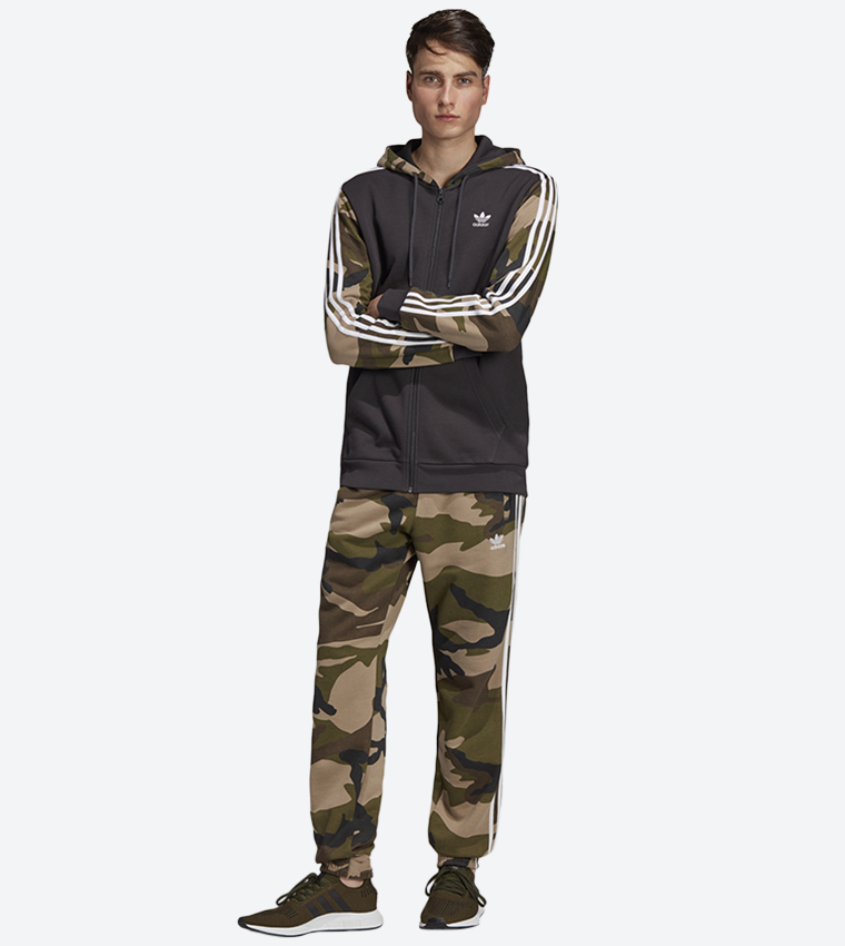 Adidas originals hotsell camo joggers dv2052