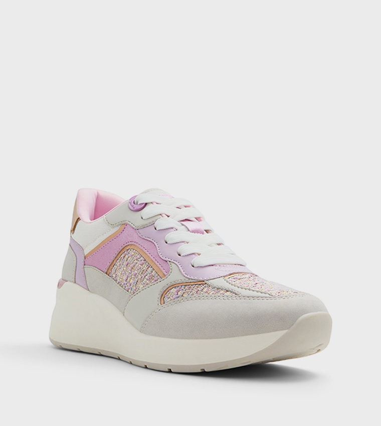 حذاء رياضي برباط والألوان متناسقة 