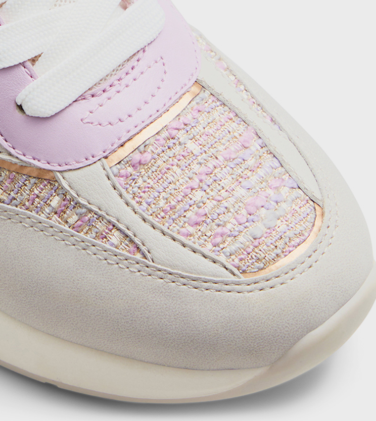 حذاء رياضي برباط والألوان متناسقة 