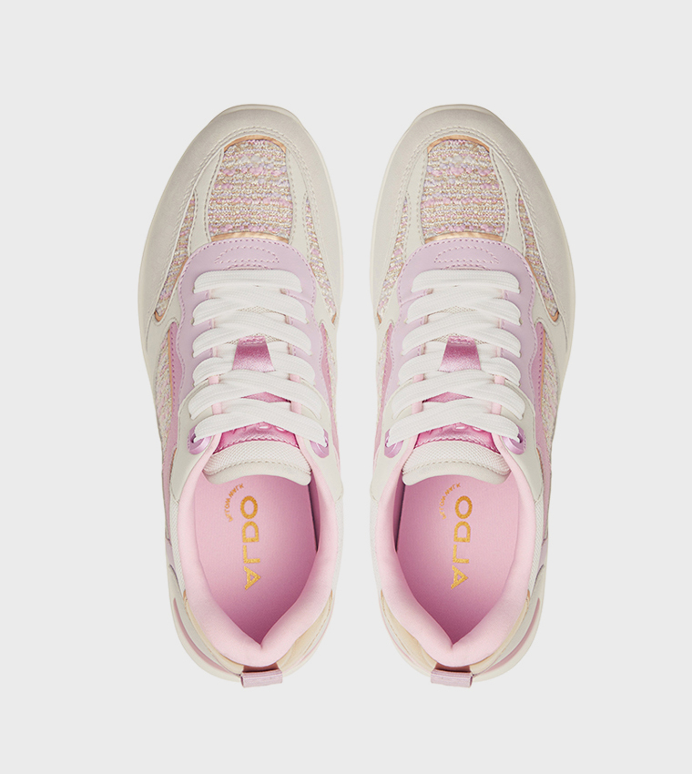 حذاء رياضي برباط والألوان متناسقة 