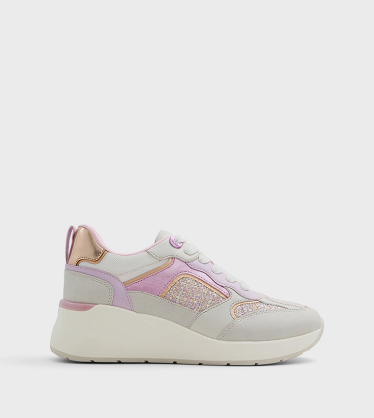 حذاء رياضي برباط والألوان متناسقة 