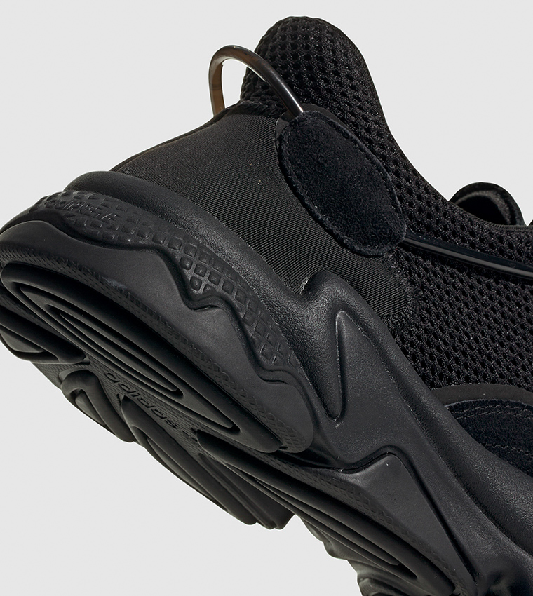 Ozweego online all black