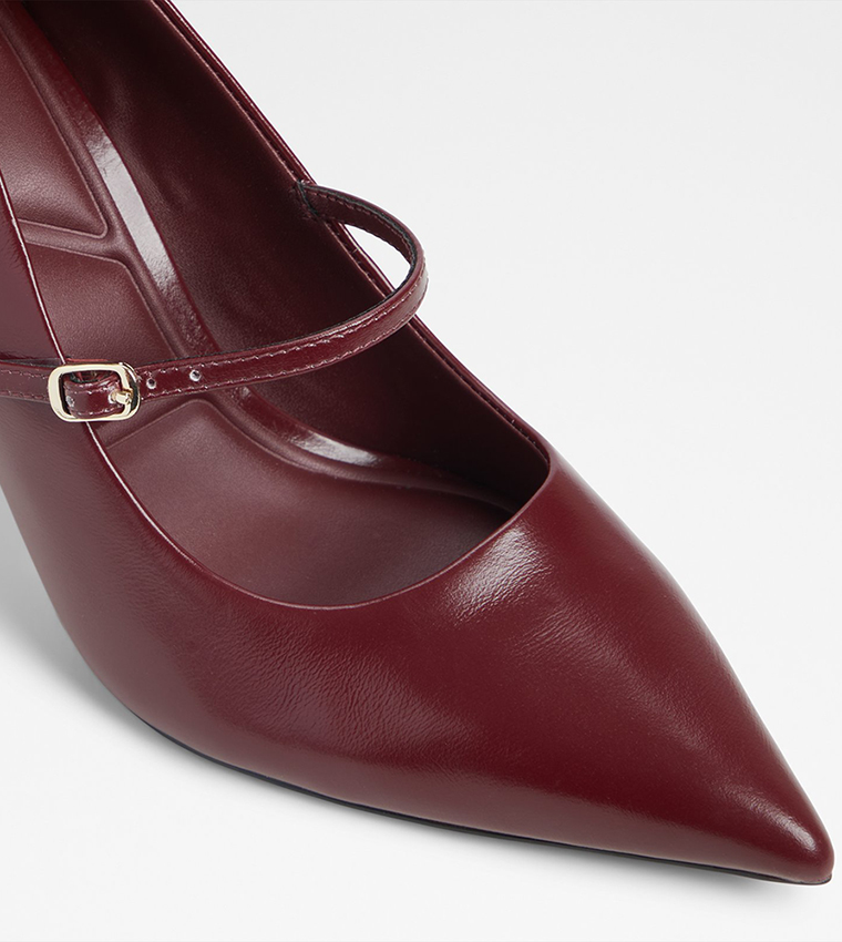 حذاء بكعب مع إبزيم 