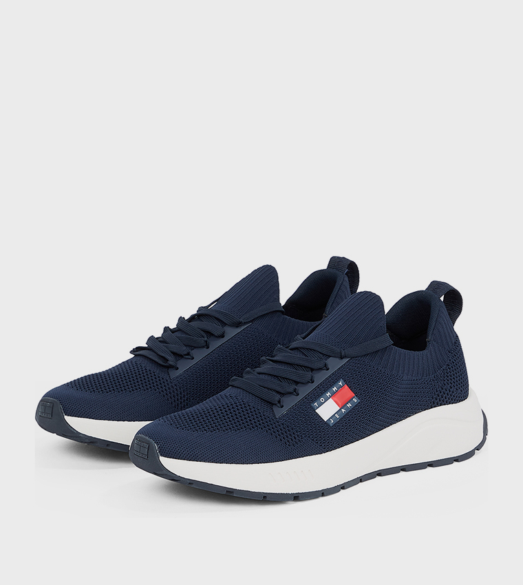 سنيكرز محبوك بعلم