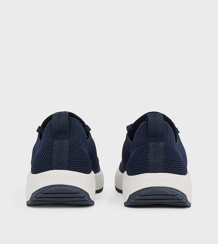 سنيكرز محبوك بعلم