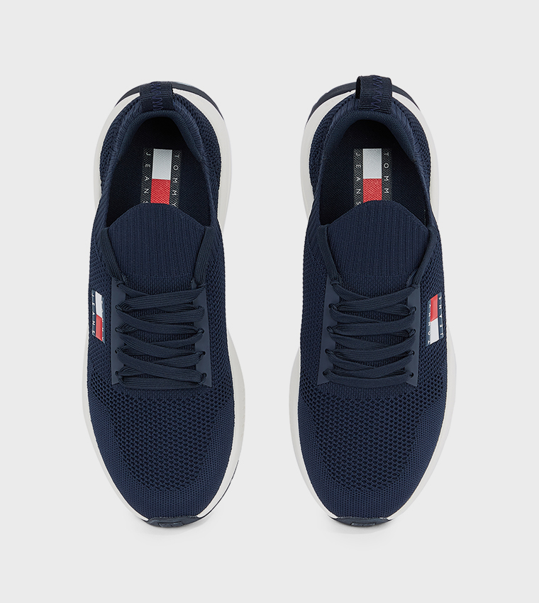 سنيكرز محبوك بعلم