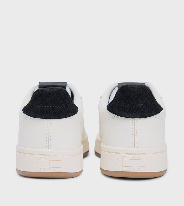 سنيكرز أرشيف بشعار