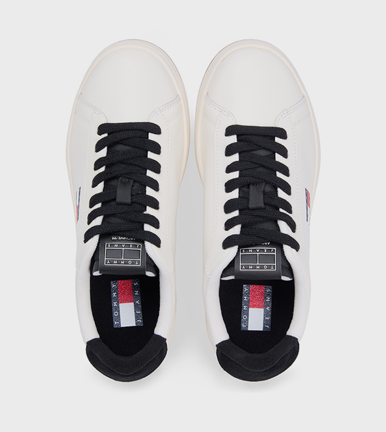 سنيكرز أرشيف بشعار