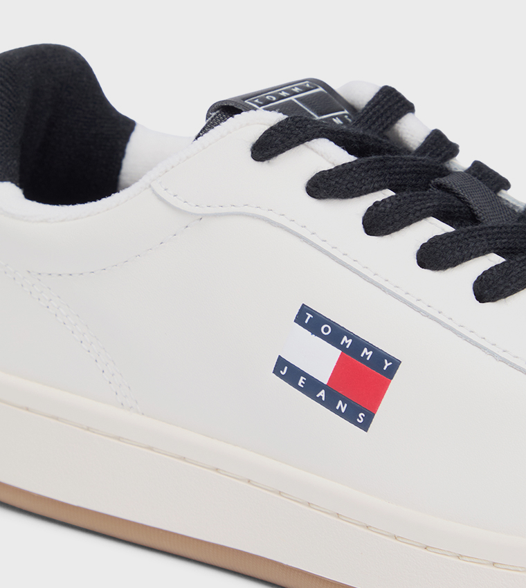 سنيكرز أرشيف بشعار