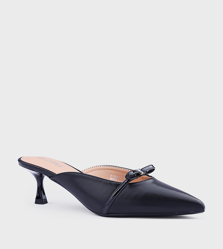 حذاء بمقدمة مدببة