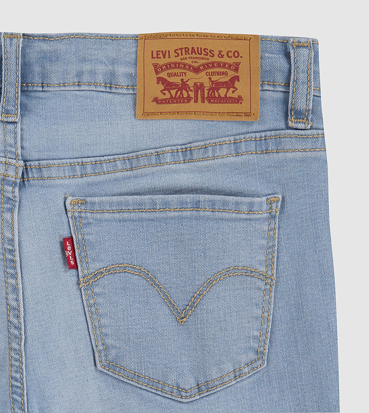 بنطال جينز ضيق 