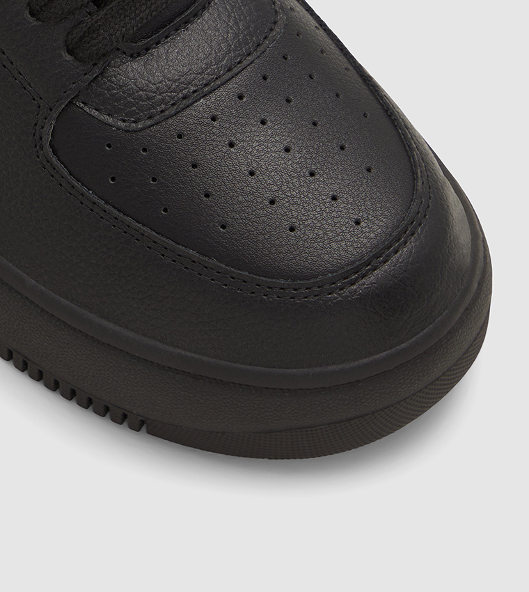 حذاء بيرفوراتد برباط 