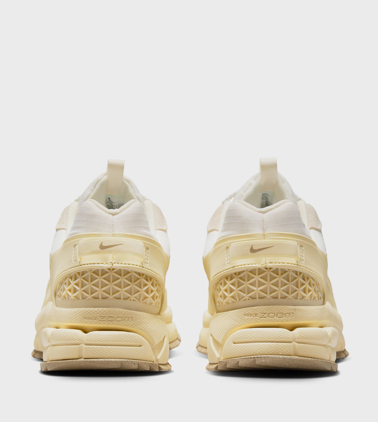 ZOOM VOMERO ROAM Sneakers