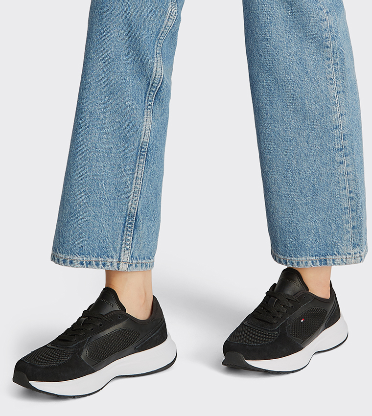 Round Toe Sporty Runner Sneakers