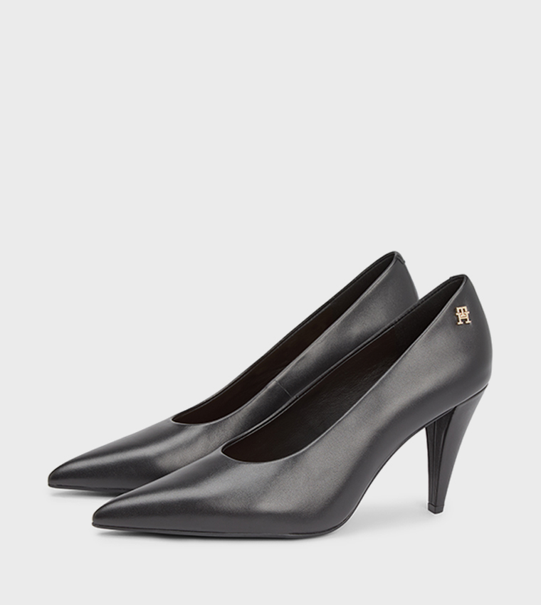 حذاء بمقدمة مدببة بشعار 