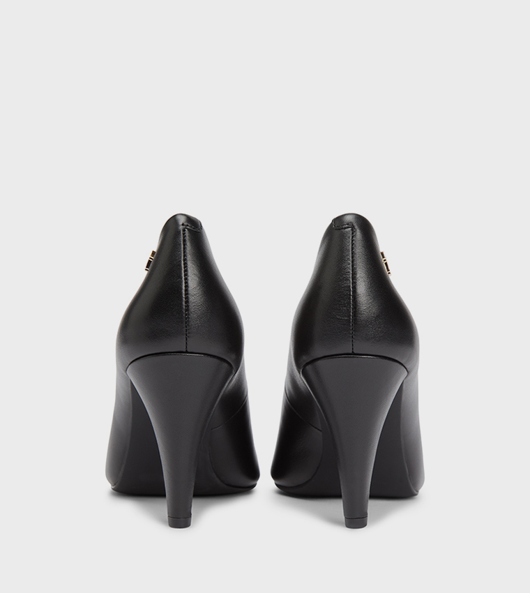 حذاء بمقدمة مدببة بشعار 