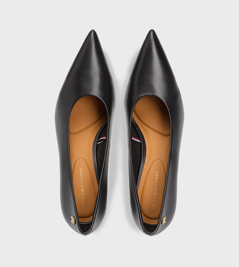 حذاء بمقدمة مدببة بشعار 