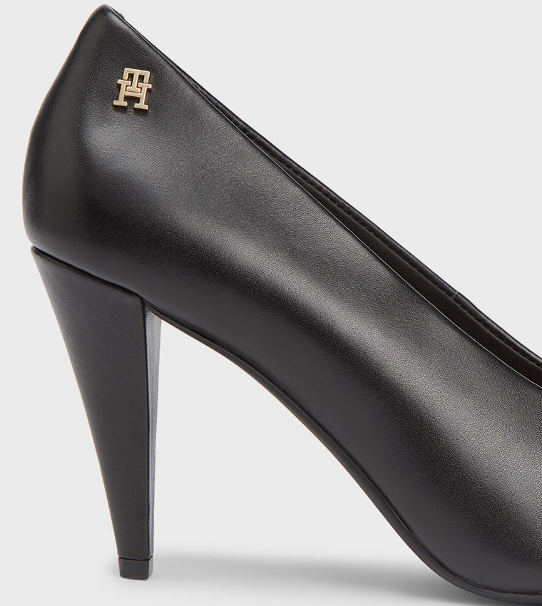 حذاء بمقدمة مدببة بشعار 