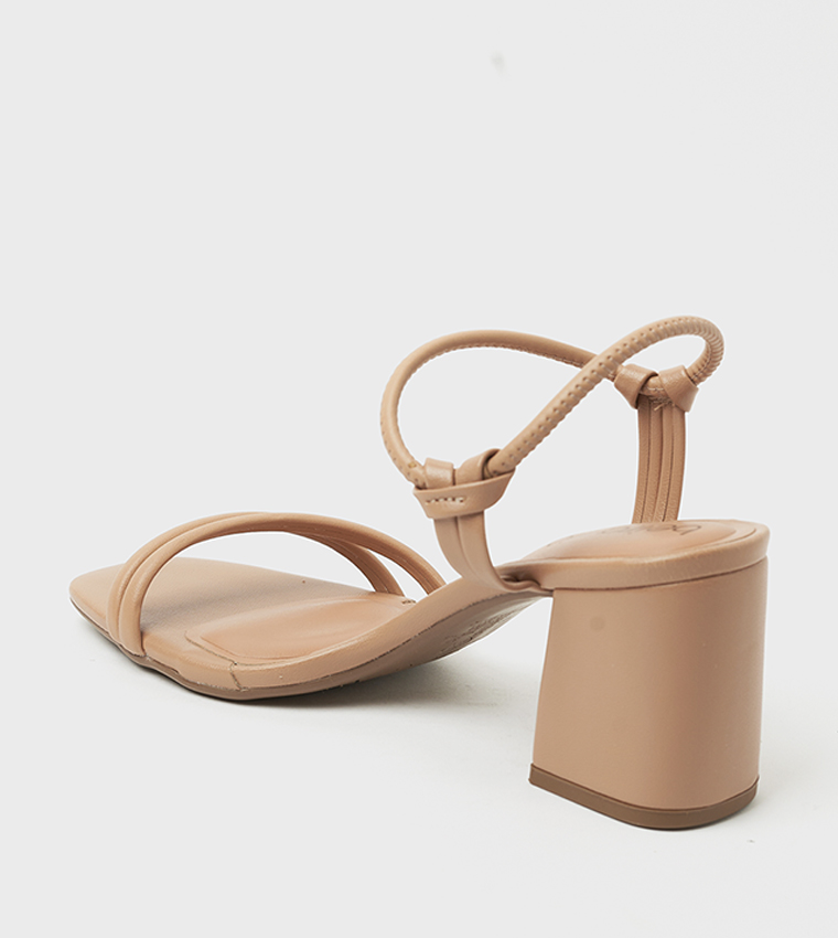 صندل بكعب مربع 