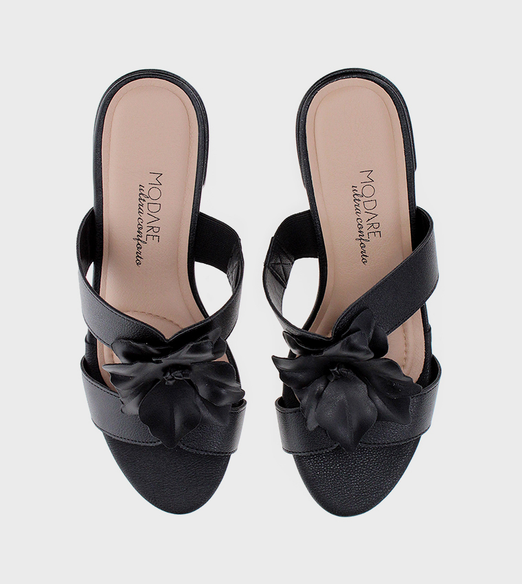 صندل كعب مزخرف بمقدمة مفتوحة وزخرفة الزهور