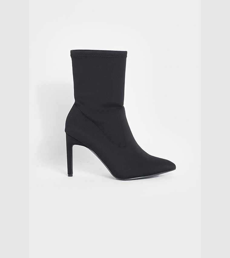 Pointed toe outlet sock boots