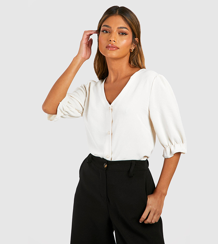 توب بأزرار وأكمام منفوخة 