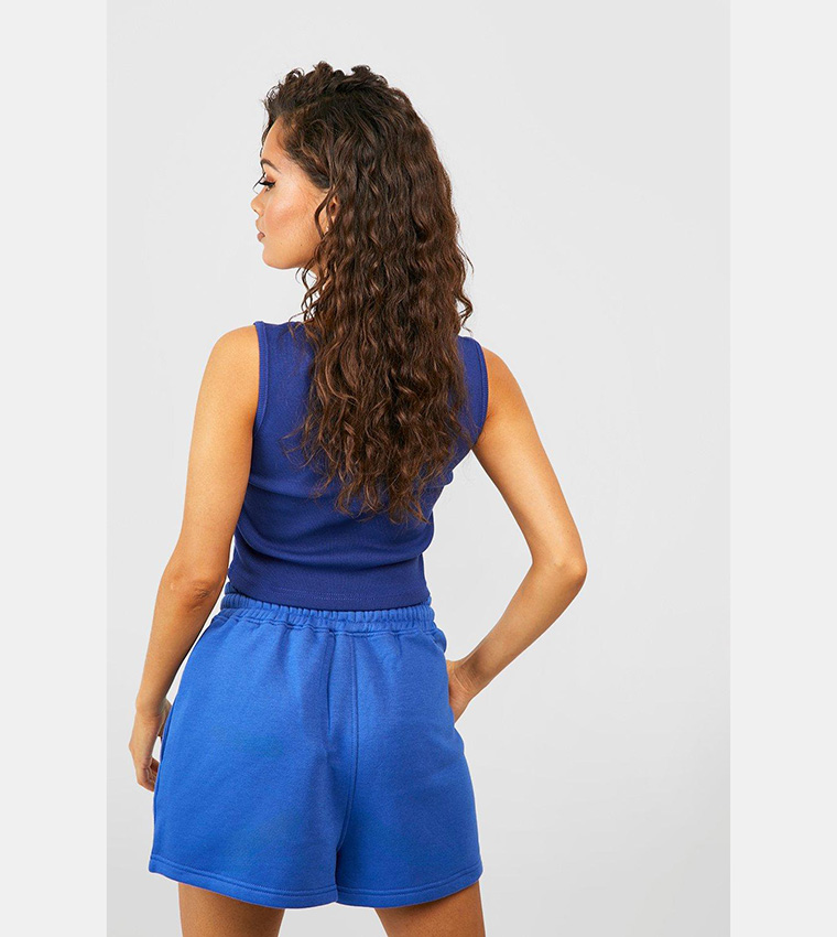 توب قصير بياقة مربعة 