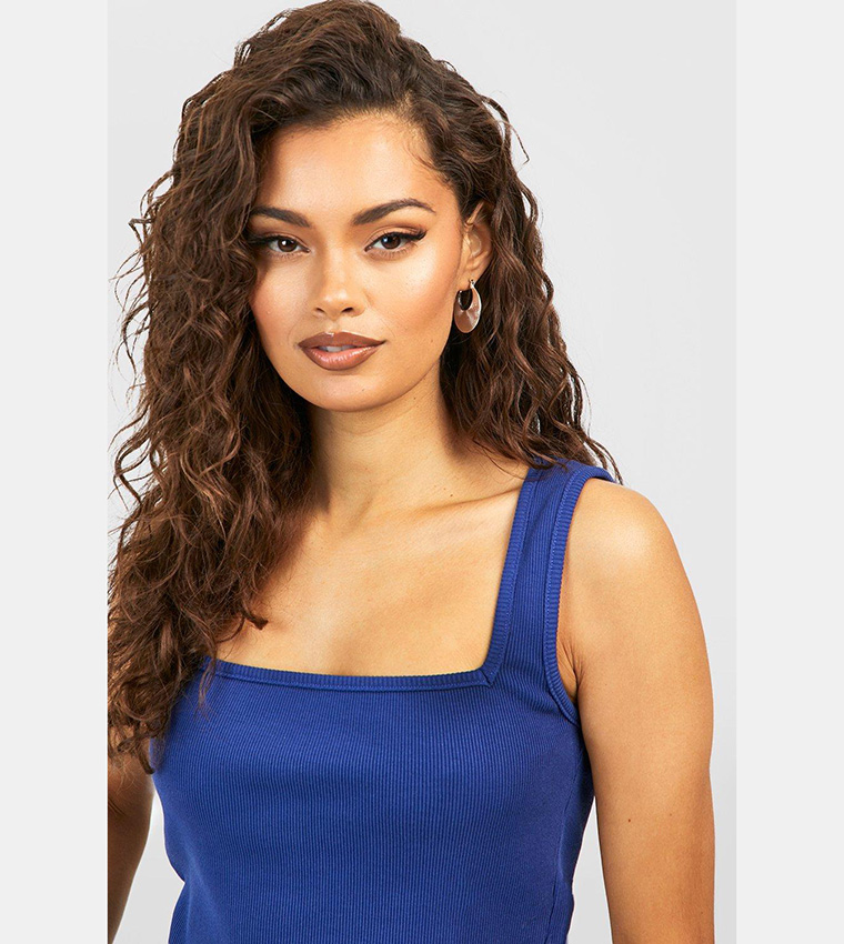 توب قصير بياقة مربعة 