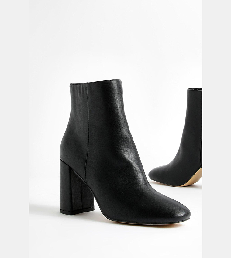 بوت بمقدمة مستديرة 