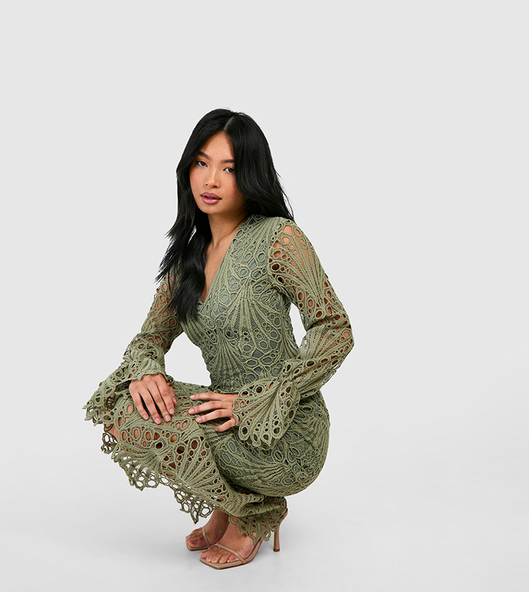 Buy Boohoo Petite Premium Lace Plunge Front Midaxi Dress In Green |  6thStreet Oman
