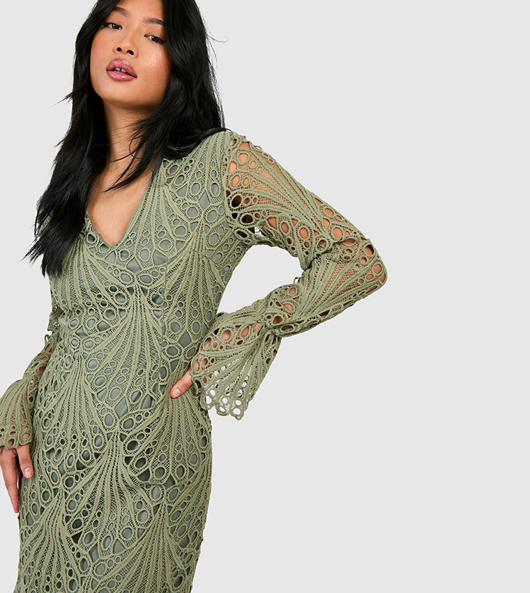 Buy Boohoo Petite Premium Lace Plunge Front Midaxi Dress In Green |  6thStreet Kuwait