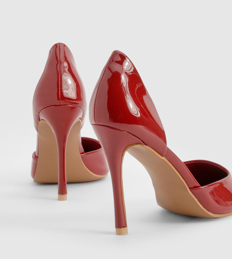 حذاء كعب لامع بمقدمة مدببة