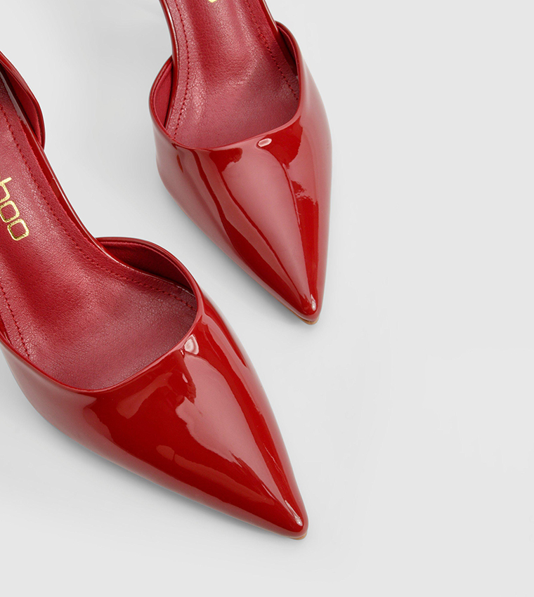 حذاء كعب لامع بمقدمة مدببة