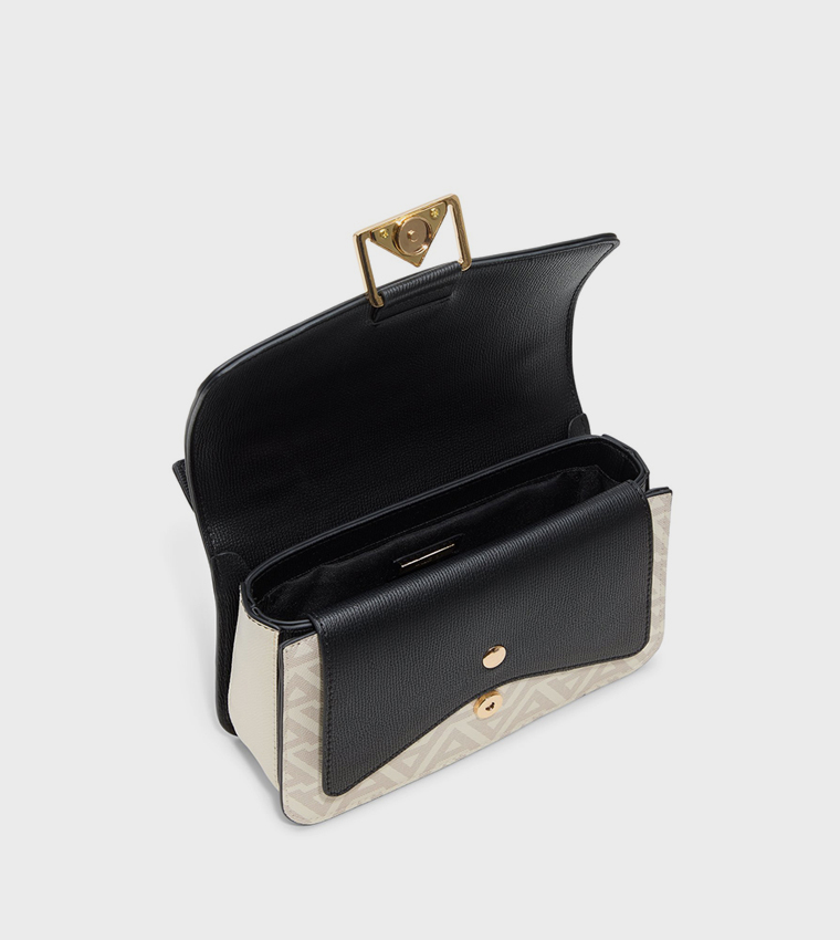 حقيبة يد بشعار 